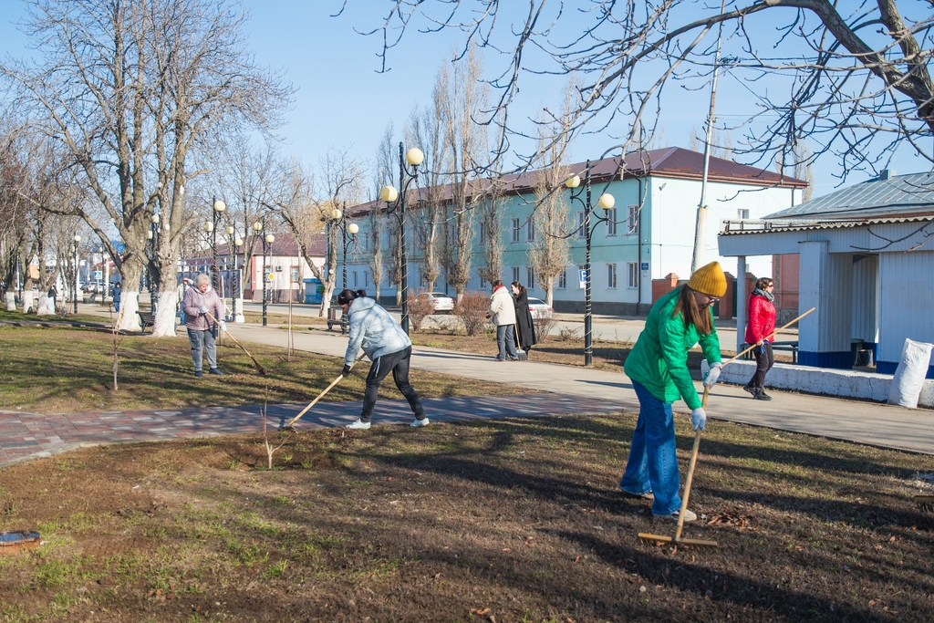 Подметали тротуары и мыли площадки: чиновники и соцсфера вышли на массовый субботник Подметали тротуары и мыли площадки: чиновники и соцсфера вышли на массовый субботник